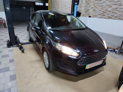 Заміна передніх гальмівних колодок Ford Fiesta 1.5 л. 2014